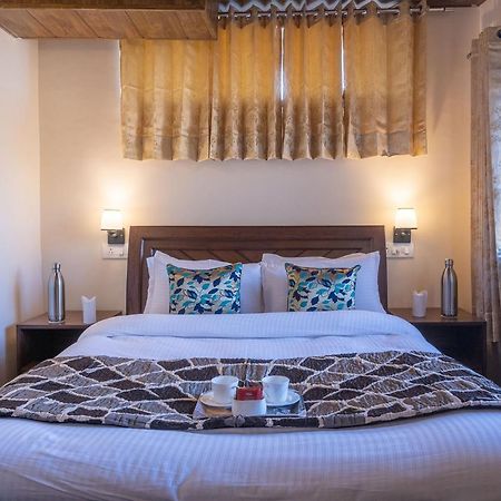 Stayvista At Cecil Cottages With Barbeque, Hill View Kasauli Bagian luar foto